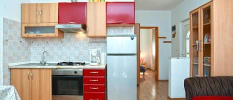 Fridge, oven, stovetop, coffee/tea maker