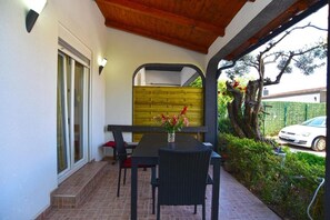 Outdoor dining - Welcoming apartment with shared pool (Valbandon)