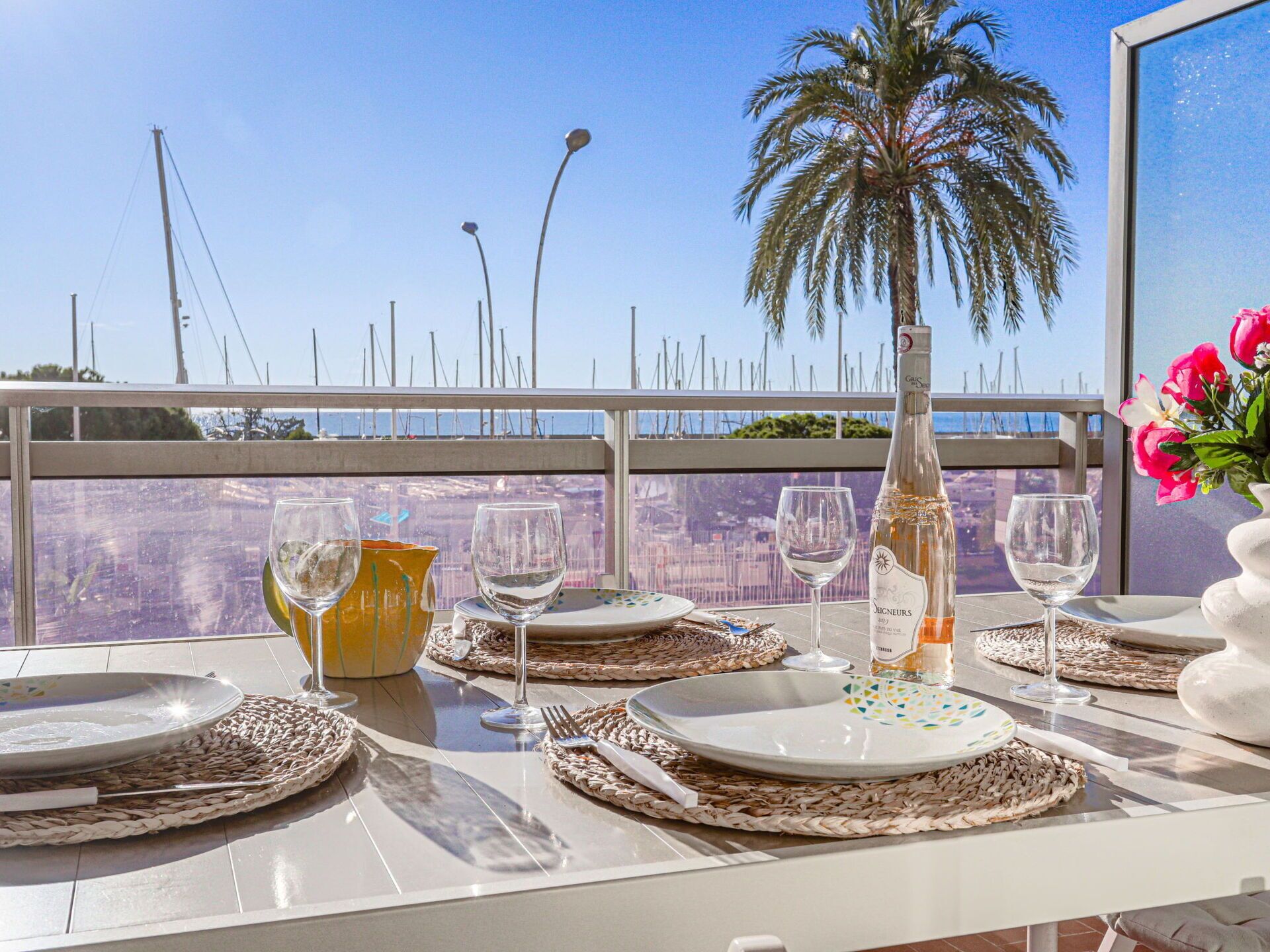 Furniture, Interior Design, Kitchen & Dining Room Table, Chair, Resort, Apartment, Glass, Shade, Houseplant, Dining Room
