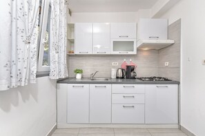 Kühlschrank, Mikrowelle, Herdplatte, Wasserkocher mit Kaffee-/Teezubehör