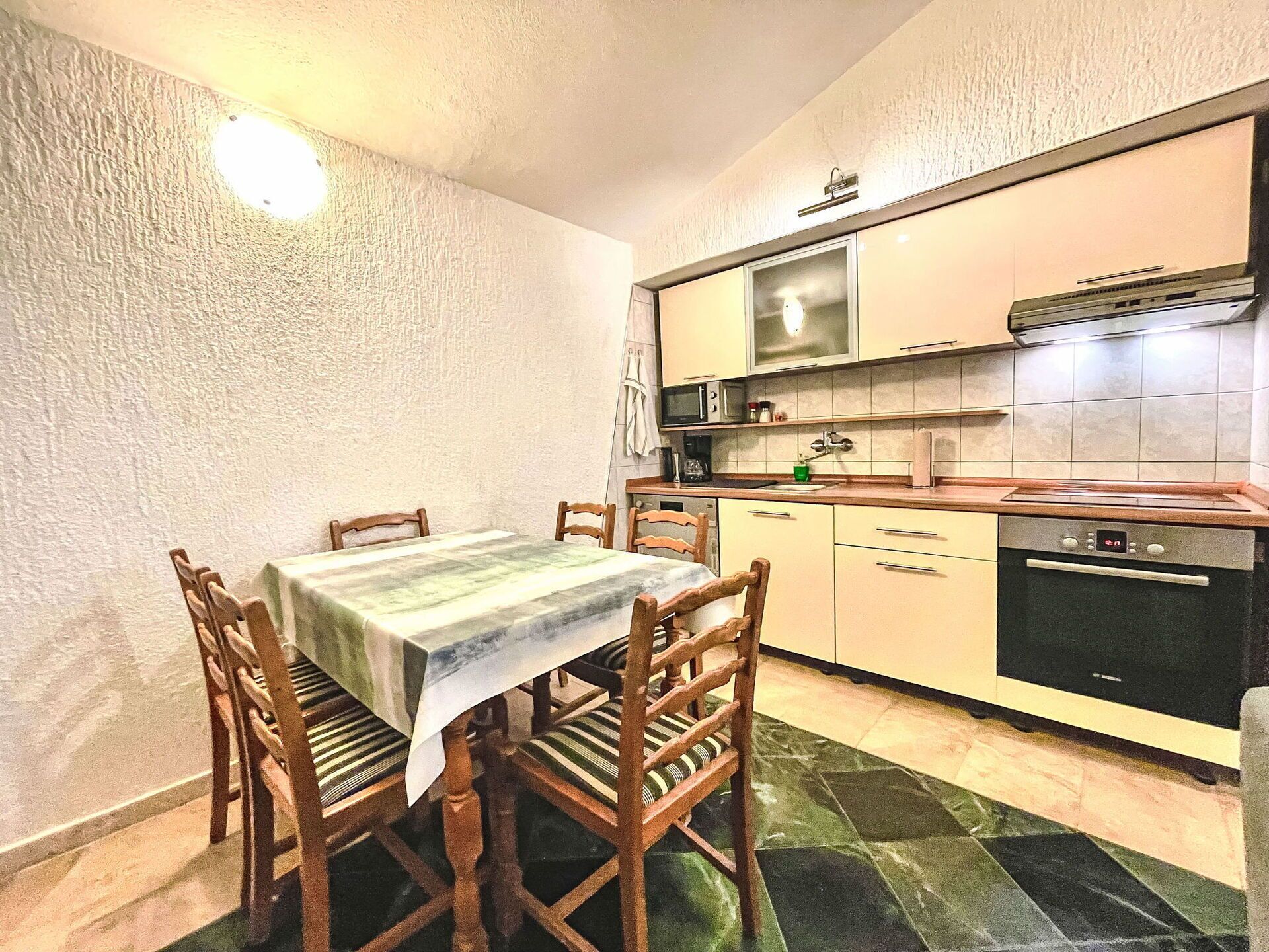 Mueble, Propiedad, Gabinetes, Mesa, Mostrador, Silla, Diseño De Interiores, Madera, Estufa De Cocina, Suelo