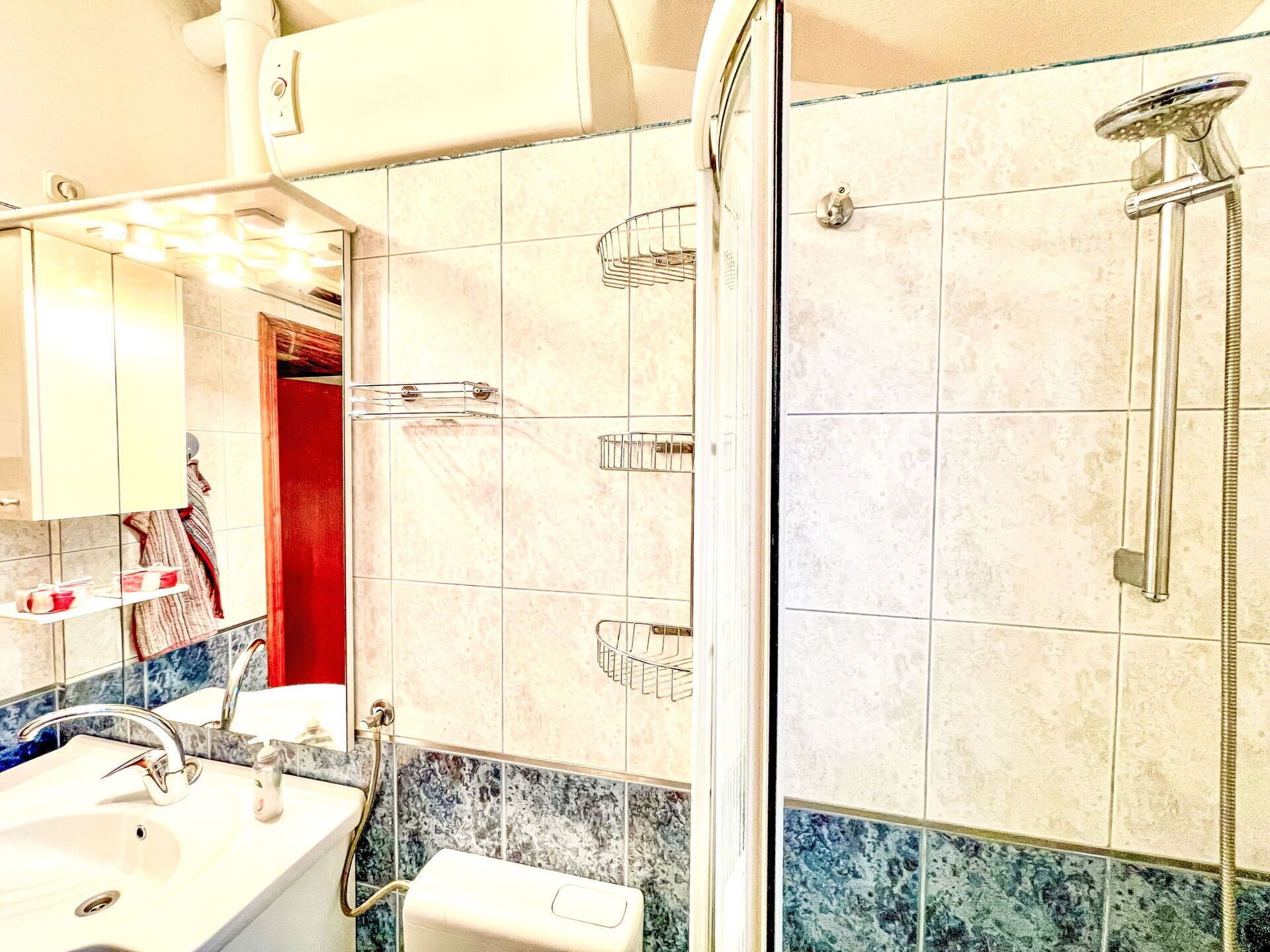Luminaire Plomberie, Miroir, Évier, Robinet, Salle De Bains, Douche, Lavabo, Design Intérieur, Bar De Douche, Bâtiment