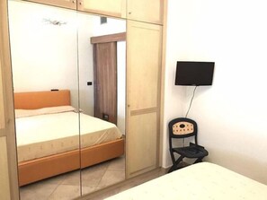 2 Schlafzimmer, Bügeleisen/Bügelbrett