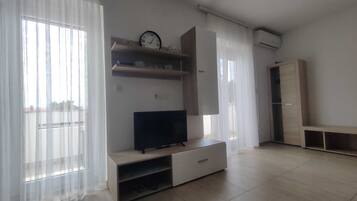 Apartment (Standard Two Bedroom Apartment with S) | Wohnzimmer | 32-Zoll-Flachbildfernseher mit Kabelempfang