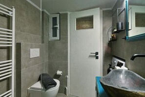 Douche, séchoir à cheveux, serviettes fournies, savon