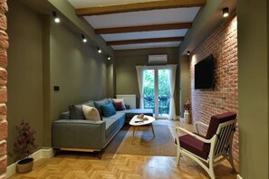 TV - Redstone NewRetro Apartment
(Athina)