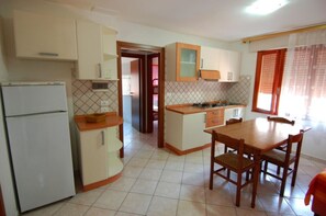 Fridge, stovetop, cookware/dishes/utensils - Comfy apartment in Rosolina (Rosolina Mare)