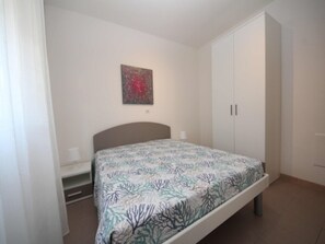 2 bedrooms, iron/ironing board, Internet