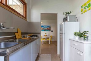 Køleskab, kogeplade, køkkentøj/tallerkener/redskaber