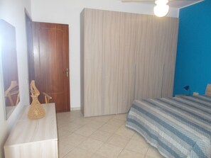 2 chambres, fer et planche à repasser