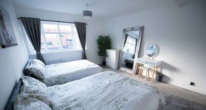 Cozy Family Apartment | Manchester Airport | Free Parking | Sleeps 8
