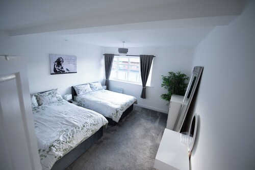 Cozy Family Apartment | Manchester Airport | Free Parking | Sleeps 8
