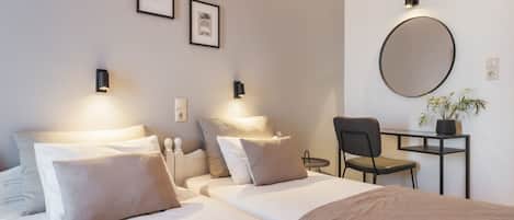 Business Room | In-room safe, iron/ironing board, free cribs/infant beds, free WiFi