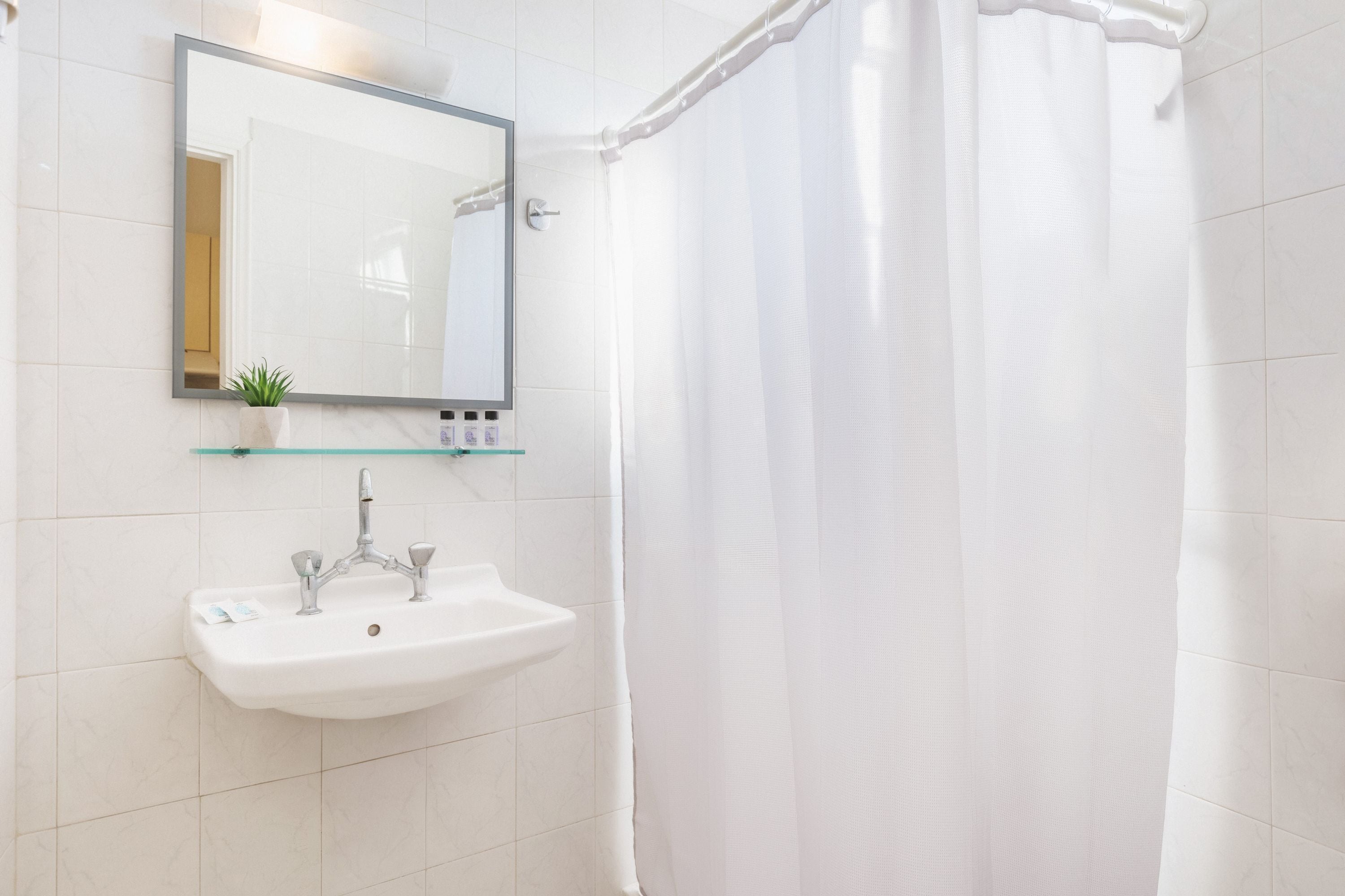 Quarto casal básico, sacada | Banheiro | Chuveiro, secador de cabelo, toalhas de banho, sabonete