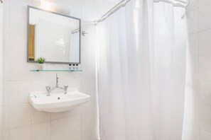 基本雙人房, 露台 | 浴室 | 淋浴設備、風筒、提供毛巾、番梘