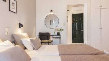 Caja de seguridad en la habitación y tabla de planchar con plancha