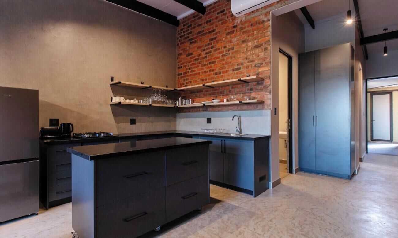 شقة - غرفة نوم واحدة | منطقة المعيشة | تلفزيون بشاشة مسطحة بحجم 32-بوصة يعرض قنوات  فضائية