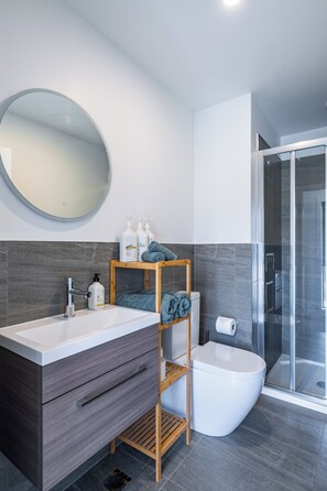 Dusche, Haartrockner, Handtücher