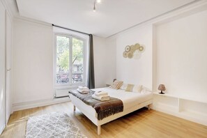 3 bedrooms, desk, iron/ironing board, travel crib - Chic apartment - 3BR/10P - Gare de l'Est/République (Paris)