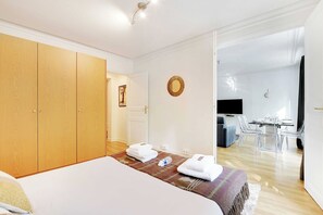 3 bedrooms, desk, soundproofing, iron/ironing board