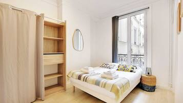 3 slaapkamers, een bureau, een strijkplank/strijkijzer, reisbedje