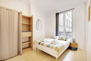 3 bedrooms, desk, iron/ironing board, travel crib - Chic apartment - 3BR/10P - Gare de l'Est/République (Paris)