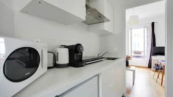 Een koelkast, een microgolfoven, een kookplaat