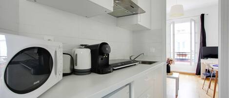 Kühlschrank, Mikrowelle, Herdplatte, Wasserkocher mit Kaffee-/Teezubehör