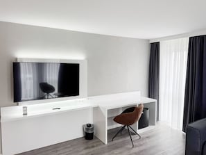 1 bedroom, hypo-allergenic bedding, desk, soundproofing