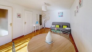 A modern living room with a sofa, a coffee table, and a small side table. - Studio Azur, terrace, parking, 10min from sea (Fréjus)