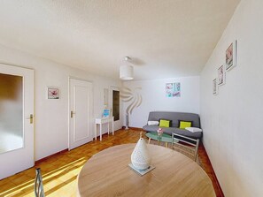 Unclassified image, 2 of 10, button