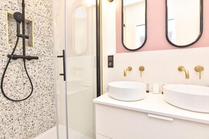 Dusche, Haartrockner, Handtücher