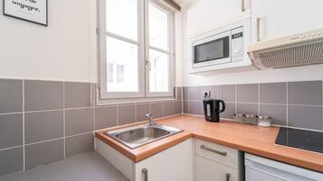 Jääkaappi, mikroaaltouuni, liesi, kahvin-/teenkeitin