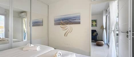 Skrivebord, strykejern/-brett og wi-fi