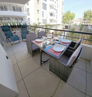 Outdoor dining - T2 Evasion Azur-4p 150m from t/sea, terrace, park. (Fréjus)