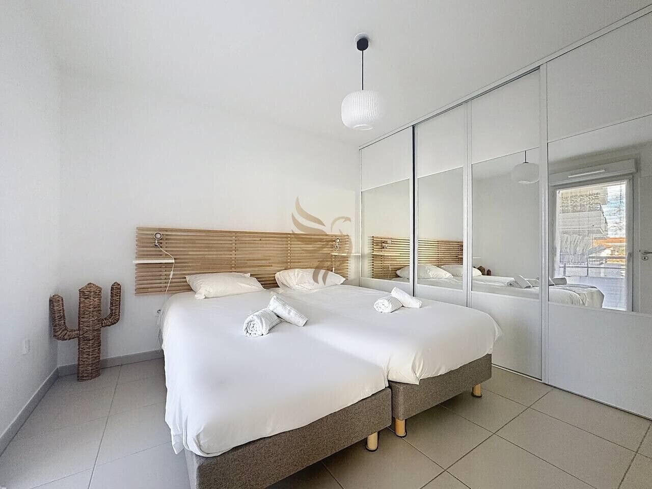 Desk, iron/ironing board, WiFi