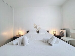 1 slaapkamer, een strijkplank/strijkijzer, reisbedje, beddengoed