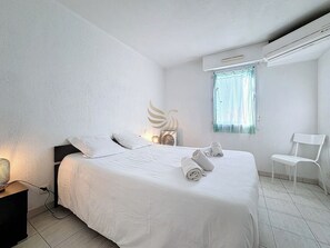 1 Schlafzimmer, Bügeleisen/Bügelbrett, Reisekinderbett, Bettwäsche