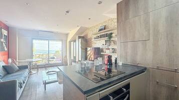 Réfrigérateur, micro-ondes, four, cafetiÚre/bouilloire