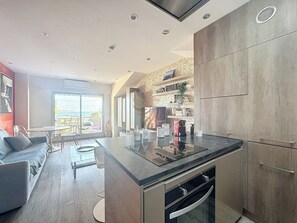 Fridge, microwave, oven, coffee/tea maker