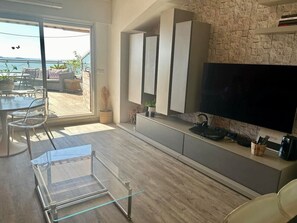 Unclassified image, 2 of 31, button