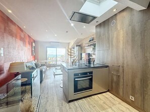 Fridge, microwave, oven, coffee/tea maker