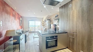 Réfrigérateur, micro-ondes, four, cafetiÚre/bouilloire