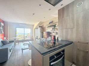 Unclassified image, 2 of 31, button