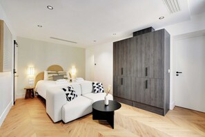 1 bedroom, iron/ironing board, internet, bed sheets