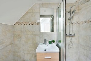 Shower, hair dryer, towels, shampoo