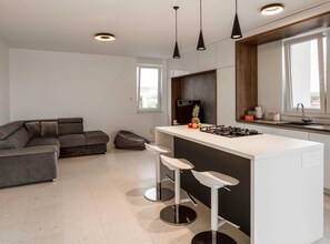 Leilighet (Three Bedroom Apartment with Sea View) | Oppholdsrom | En 32-tommers Flatskjerm-TV med kabel-kanaler samt stereoanlegg