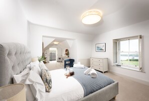 5 bedrooms, iron/ironing board, WiFi, bed sheets