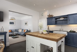 Smart TV, fireplace, books, stereo - Henscath House's characterful and spacious design perfectly caters for family and friends (Helston)