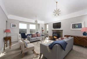 Smart-tv, pejs, bøger, stereoanlæg